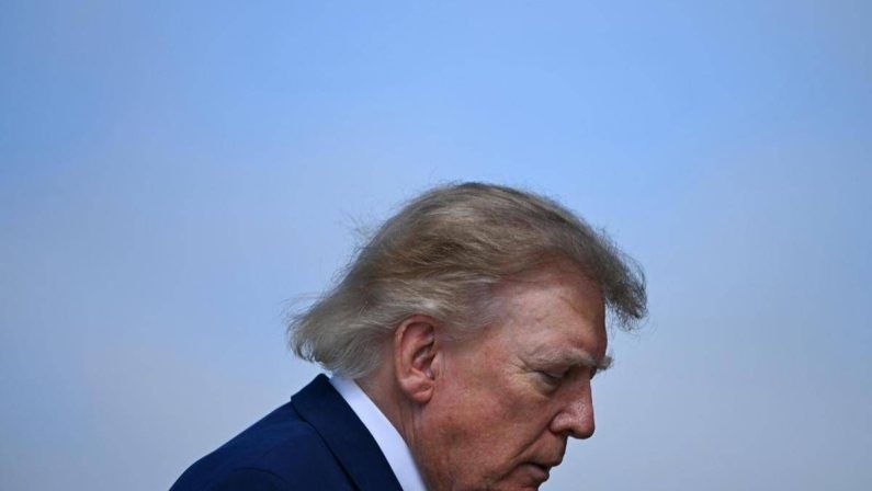 Trump e la confessione: “Mi trucco pochissimo, faccio da solo: non voglio sembrare morto”