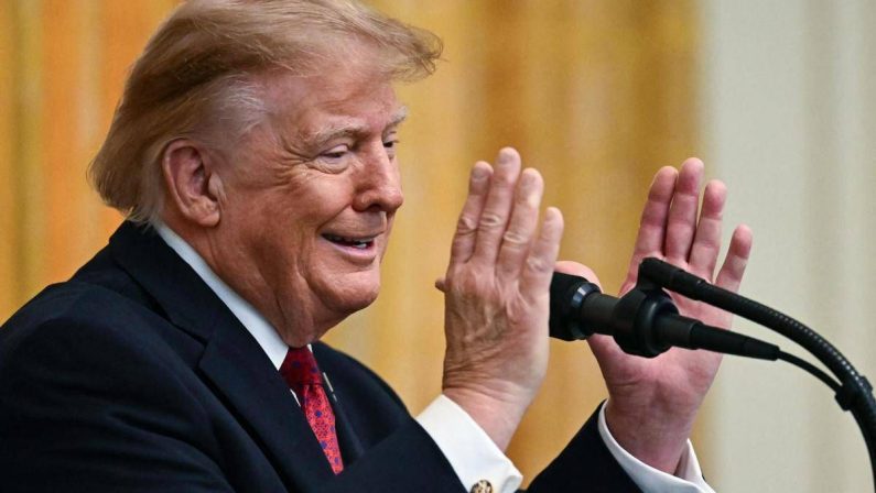 Trump e il mea culpa: “Usa volano e non l’ho spiegato, ho fatto un pessimo lavoro”