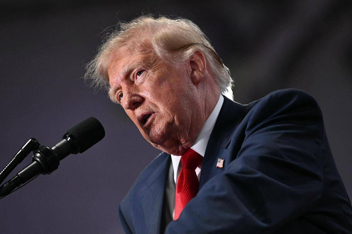 https://www.quotidianodelsud.it/wp-content/uploads/2026/10/trump-microfono-9-afp.jpeg