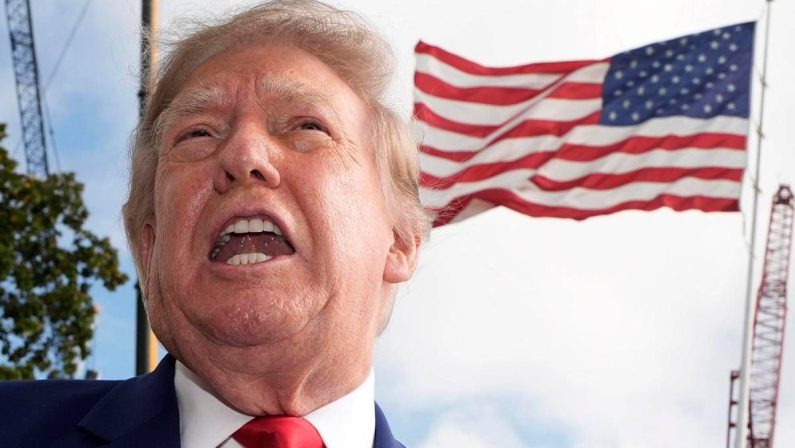 Trump blocca le sanzioni alla Russia, Zelensky accusa: “Nuovo favore a Putin”