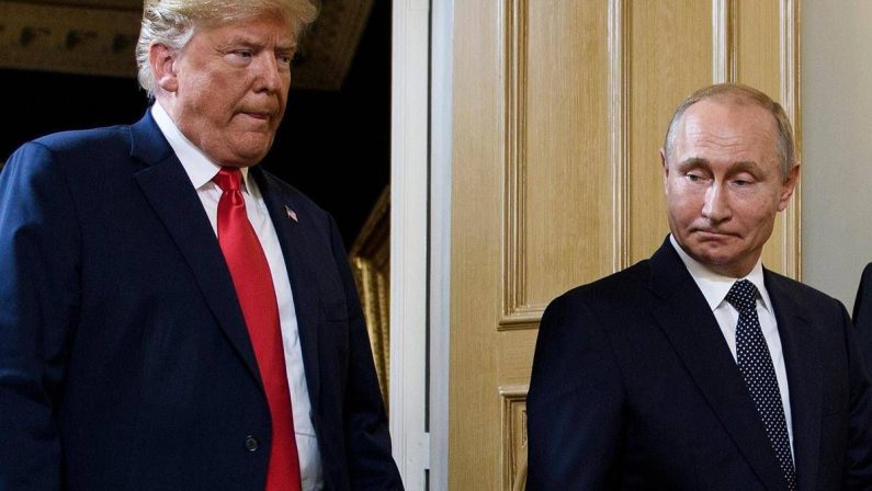 Trump-Putin, accordo per diesel russo agli Usa. L’ira di Zelensky: “E’ indegno”