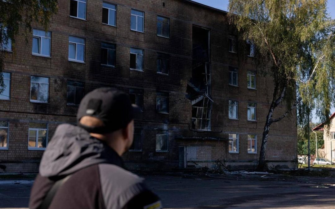 Ucraina, drone russo colpisce scuola a Kiev: paura e bambini nei rifugi
