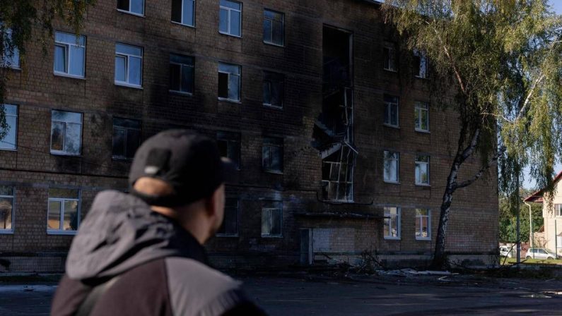 Ucraina, drone russo colpisce scuola a Kiev: paura e bambini nei rifugi