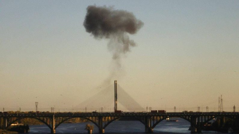 Ucraina, Russia colpisce un altro ponte a Kiev. Il sindaco: “Gli attacchi stanno distruggendo la città”