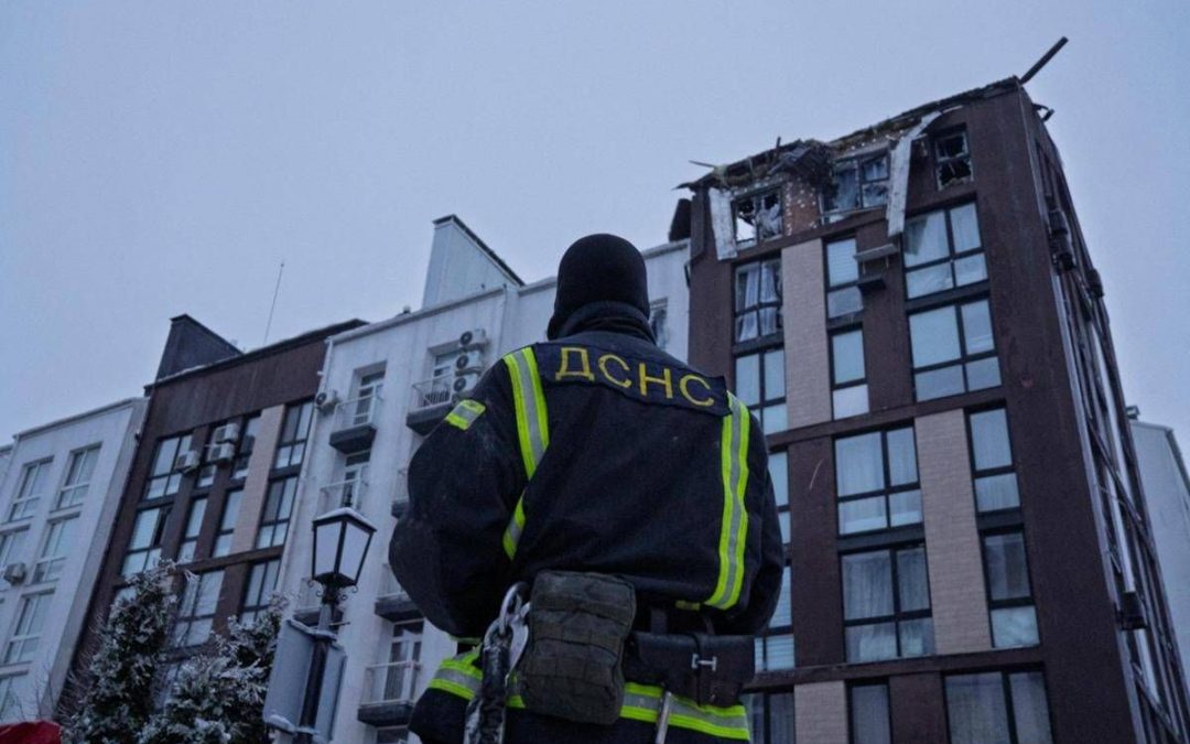 Ucraina, ancora droni contro Kiev. Nyt: “In atto attacco russo più potente contro infrastrutture energetiche”