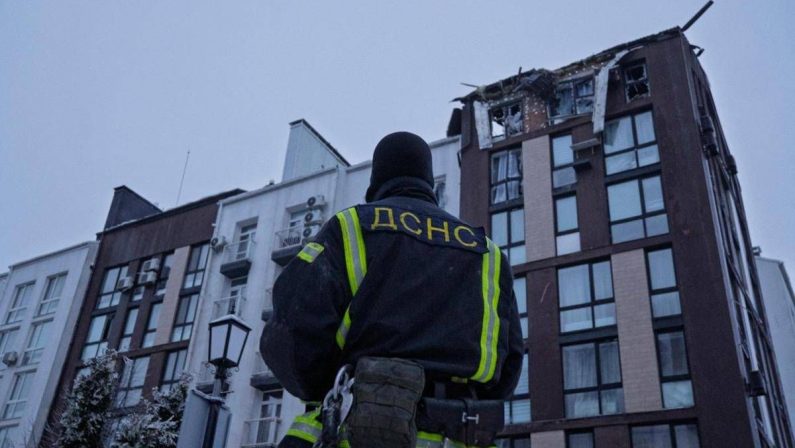 Ucraina, ancora droni contro Kiev. Nyt: “In atto attacco russo più potente contro infrastrutture energetiche”