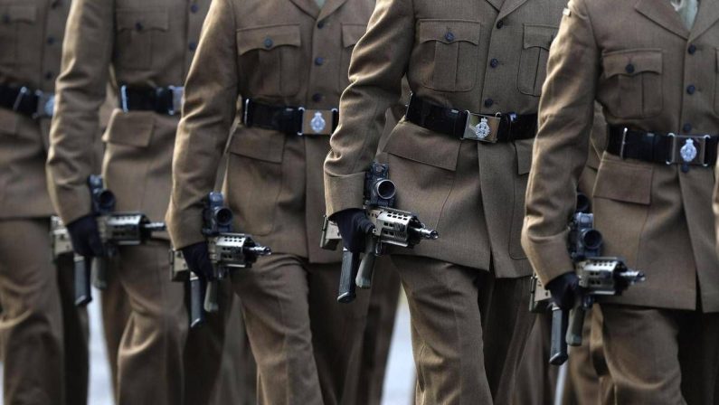 Regno Unito, il capo dell’esercito evoca il rischio guerra. L’esperto: “Il Paese non è pronto”