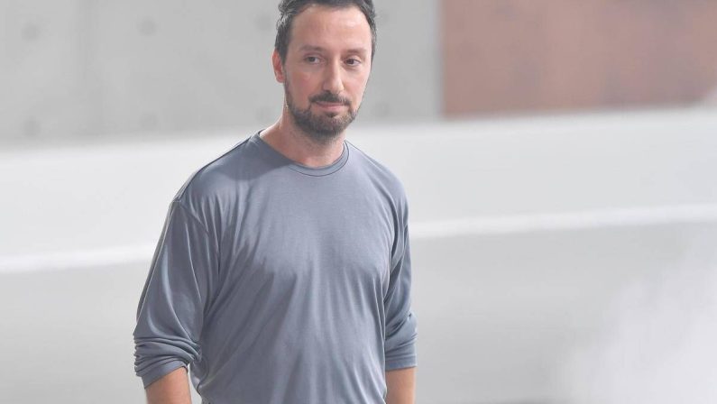 Saint Laurent, finisce l’era Vaccarello: dieci anni che hanno cambiato la maison