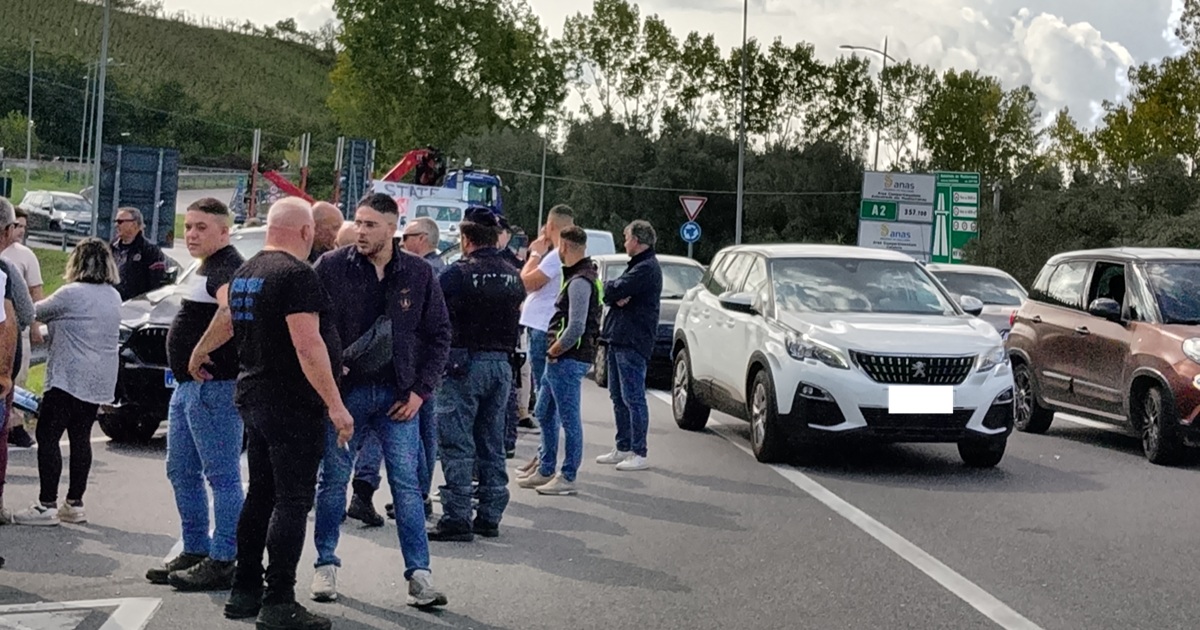 https://www.quotidianodelsud.it/wp-content/uploads/2026/10/vazzano-protesta-agricoltori-autotrasportatori.jpg