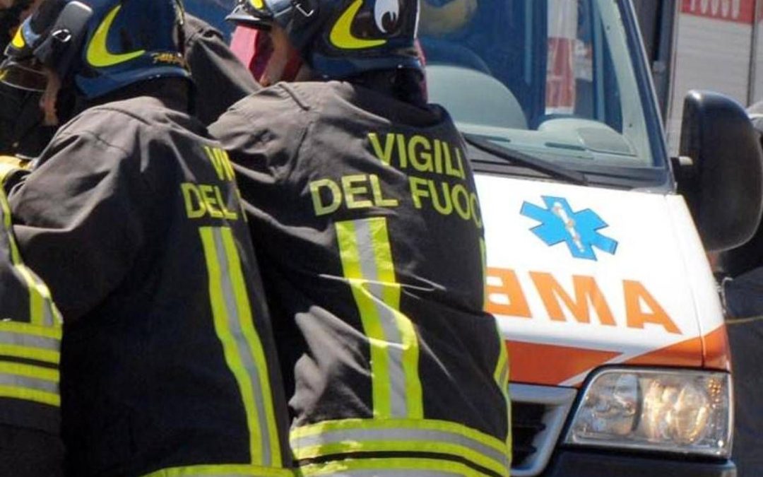 Urtato da camion mentre lavora su cestello, muore operaio 47enne