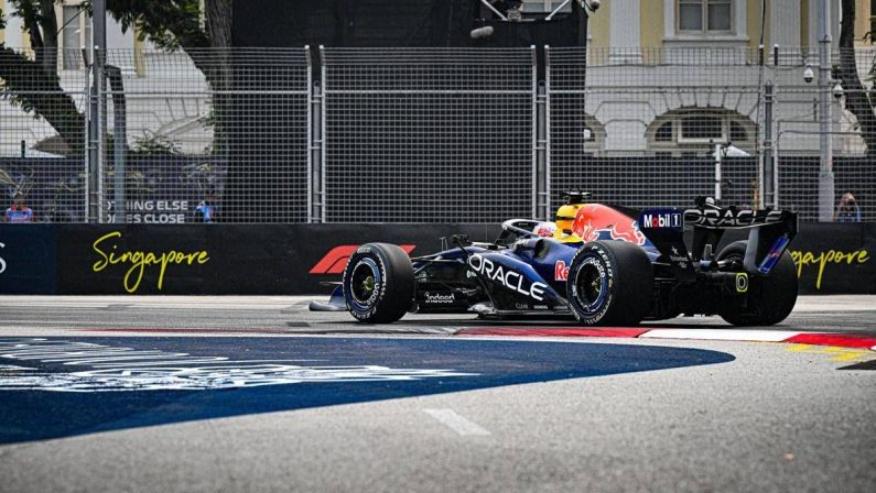 F1, Verstappen in pole nella Sprint del Gp di Singapore ma è a rischio penalità