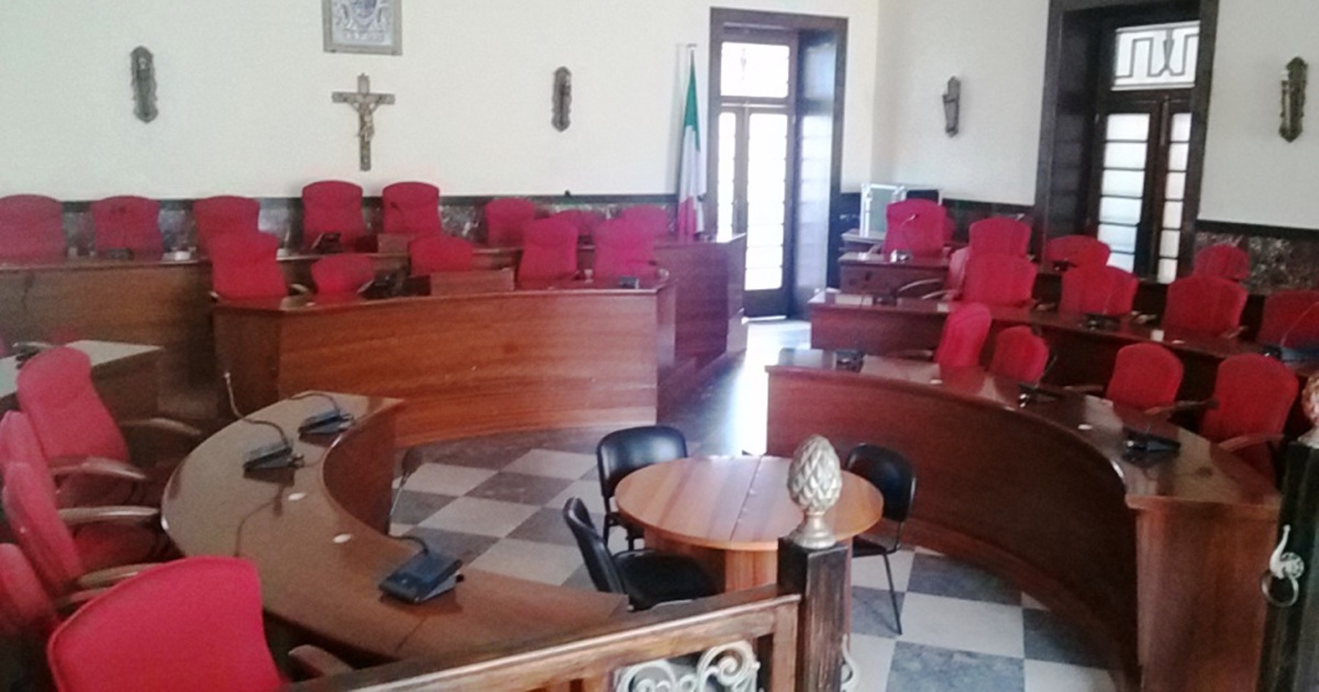 https://www.quotidianodelsud.it/wp-content/uploads/2026/10/vibo-aula-consiliare-vuota.jpg