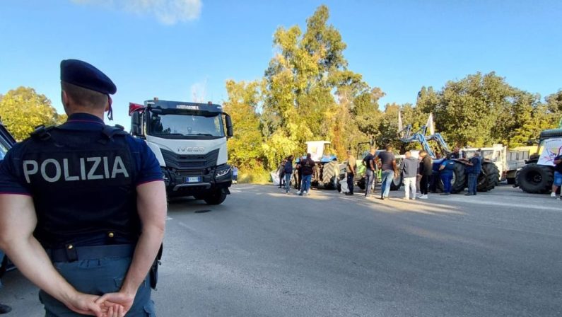 Vibo, la rabbia degli agricoltori: «Diteci a chi ci avete venduto»