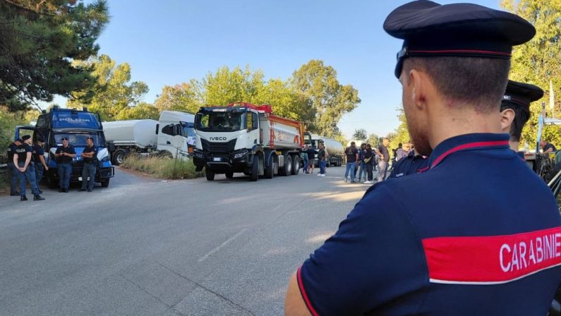 Vibo Marina, agricoltori bloccano le autocisterne davanti ai depositi di carburante