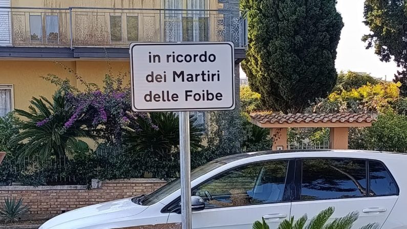 Vibo, installate le targhe sulla via dedicata ai martiri delle Foibe