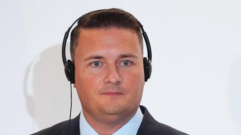 Cyberattacchi, ministro Difesa Gb: “Fate scorte per emergenza di acqua, cibo e contanti”