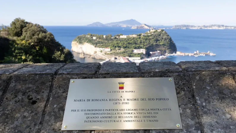A Napoli una targa commemorativa dedicata alla Regina Maria di Romania