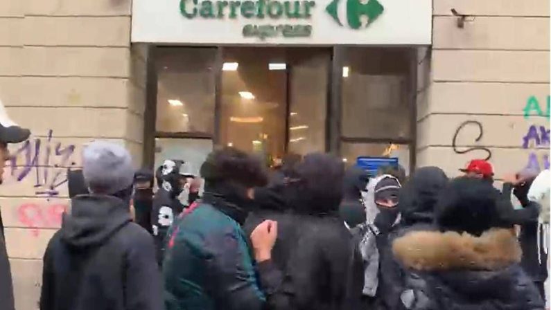 Milano ripiomba nel caos: vetrine sfondate, danneggiato un supermercato. In Questura 60 giovani. Meloni convoca per domani riunione su ordine pubblico