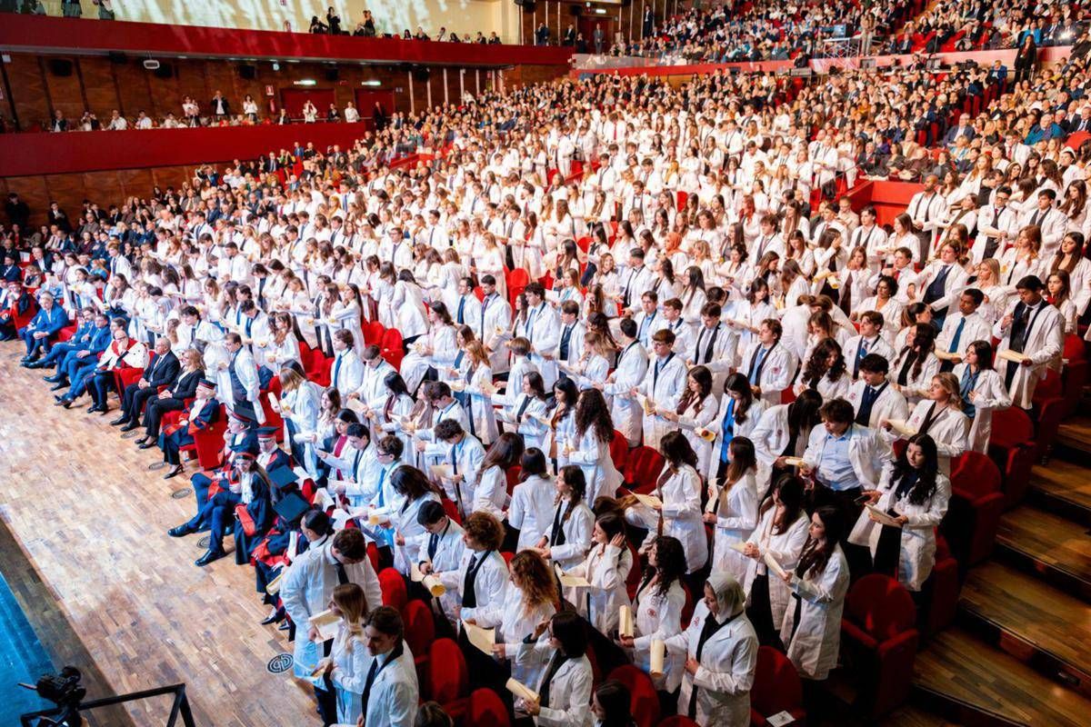 https://www.quotidianodelsud.it/wp-content/uploads/2026/10/white-coat.jpeg