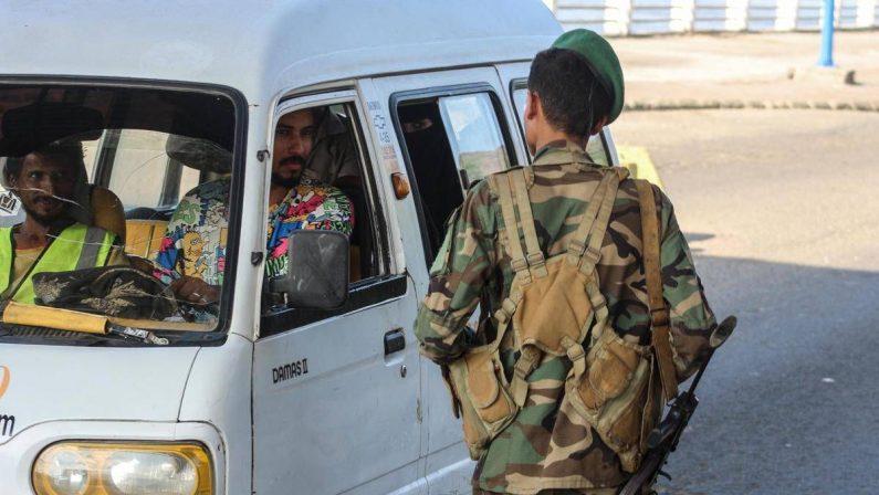 Yemen, tv “Esplosioni ad Aden, aeroporto sotto attacco di missili Houthi”