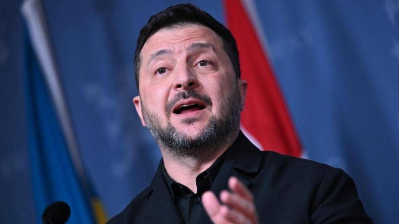 Ucraina, Zelensky: “Missili russi ancora contro Kiev, Usa bloccano fornitura di Patriot”